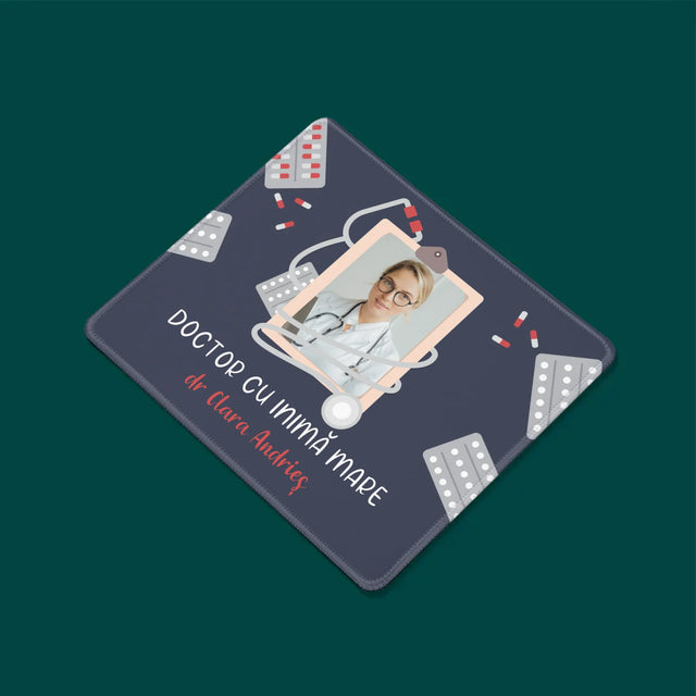 Fotografie Si Semnătură: Un Doctor Cu Inima Mare - Mouse Pad
