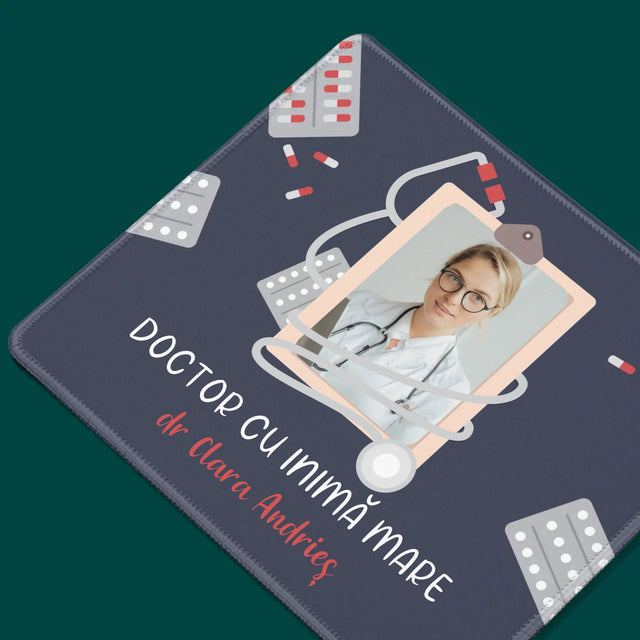 Fotografie Si Semnătură: Un Doctor Cu Inima Mare - Mouse Pad