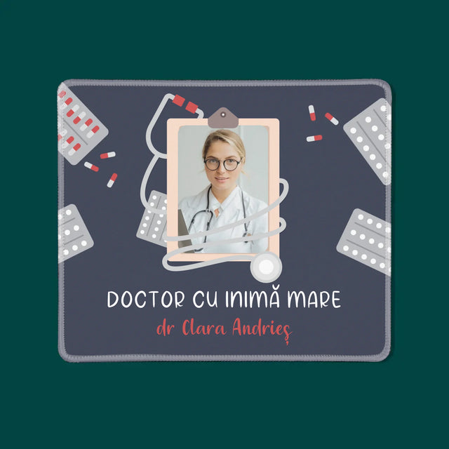 Fotografie Si Semnătură: Un Doctor Cu Inima Mare - Mouse Pad