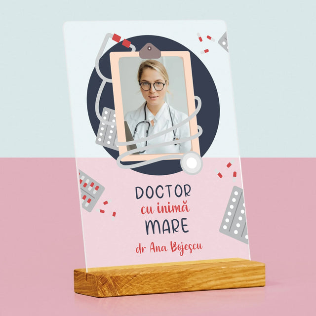 Fotografie Si Semnătură: Medic Cu Inimă Mare - Imprimare Pe Sticlă Acrilică (Verticală)
