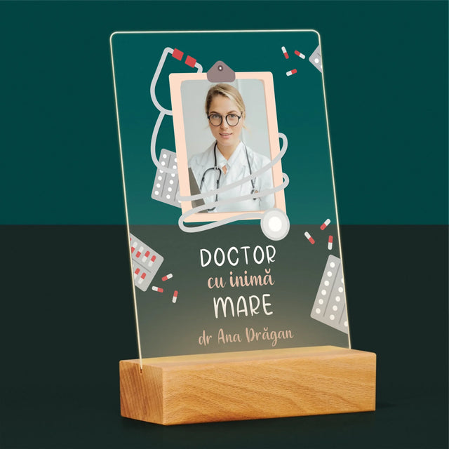 Fotografie Si Semnătură: Medic Cu Inimă Mare - Imprimare Pe Sticlă Acrilică (Verticală)