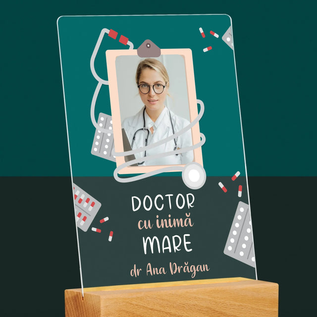 Fotografie Si Semnătură: Medic Cu Inimă Mare - Imprimare Pe Sticlă Acrilică (Verticală)