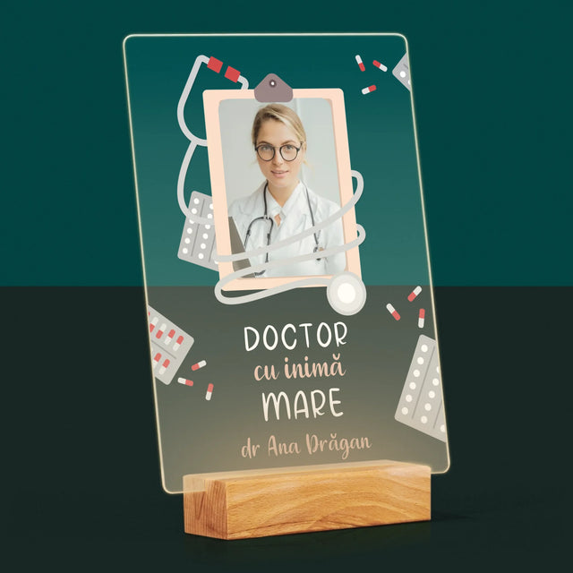 Fotografie Si Semnătură: Medic Cu Inimă Mare - Imprimare Pe Sticlă Acrilică (Verticală)