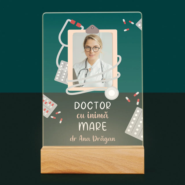 Fotografie Si Semnătură: Medic Cu Inimă Mare - Imprimare Pe Sticlă Acrilică (Verticală)