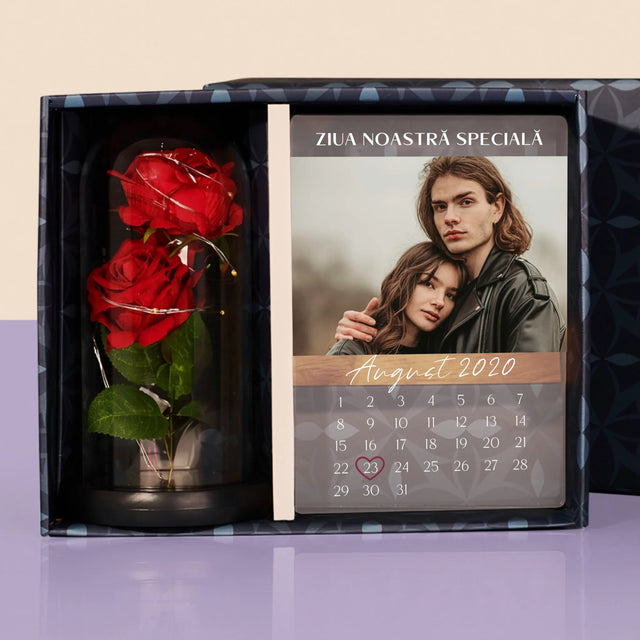 Fotografie Si Semnătură: Ziua Noastră Specială - Set Cadou Cu Imprimare Pe Sticlă Și Trandafirul Etern