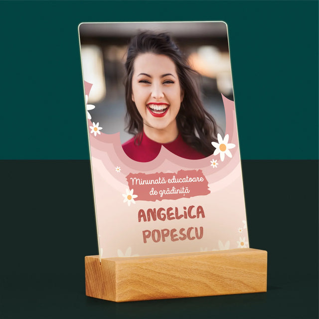 Fotografie Si Semnătură: Minunată Educatoare De Grădiniță - Imprimare Pe Sticlă Acrilică (Verticală)