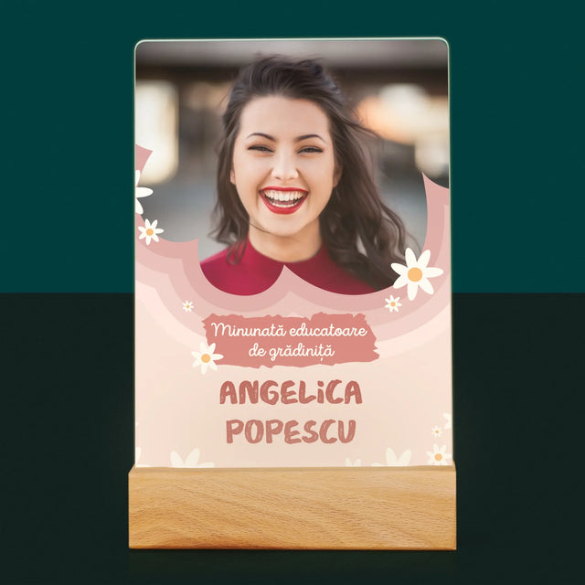 Fotografie Si Semnătură: Minunată Educatoare De Grădiniță - Imprimare Pe Sticlă Acrilică (Verticală)