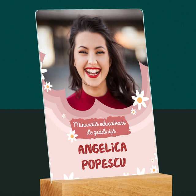 Fotografie Si Semnătură: Minunată Educatoare De Grădiniță - Imprimare Pe Sticlă Acrilică (Verticală)