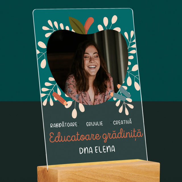 Fotografie Si Semnătură: Educatoare Grădiniță - Imprimare Pe Sticlă Acrilică (Verticală)