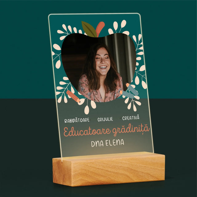 Fotografie Si Semnătură: Educatoare Grădiniță - Imprimare Pe Sticlă Acrilică (Verticală)