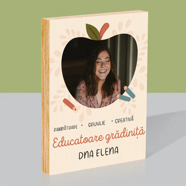 Fotografie Si Semnătură: Educatoare Grădiniță - Imprimare Pe Lemn ( Verticală)
