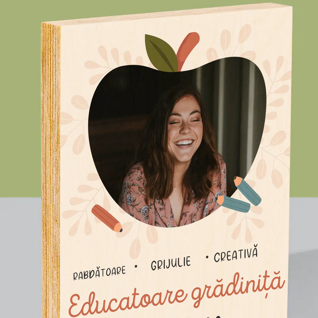Fotografie Si Semnătură: Educatoare Grădiniță - Imprimare Pe Lemn ( Verticală)