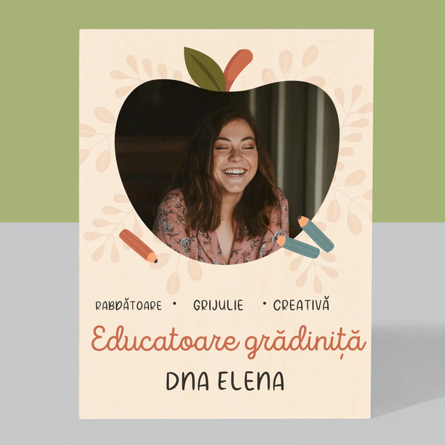 Fotografie Si Semnătură: Educatoare Grădiniță - Imprimare Pe Lemn ( Verticală)