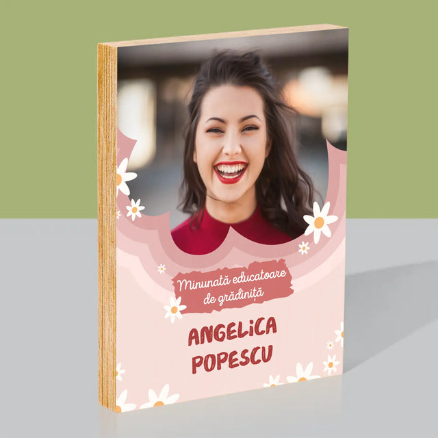 Fotografie Si Semnătură: Minunată Educatoare De Grădiniță - Imprimare Pe Lemn ( Verticală)