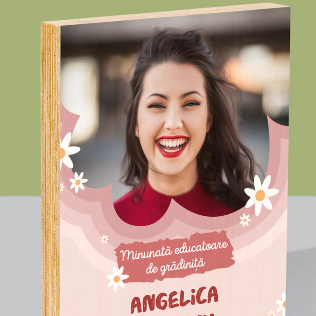 Fotografie Si Semnătură: Minunată Educatoare De Grădiniță - Imprimare Pe Lemn ( Verticală)