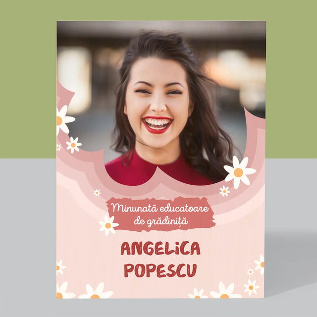 Fotografie Si Semnătură: Minunată Educatoare De Grădiniță - Imprimare Pe Lemn ( Verticală)