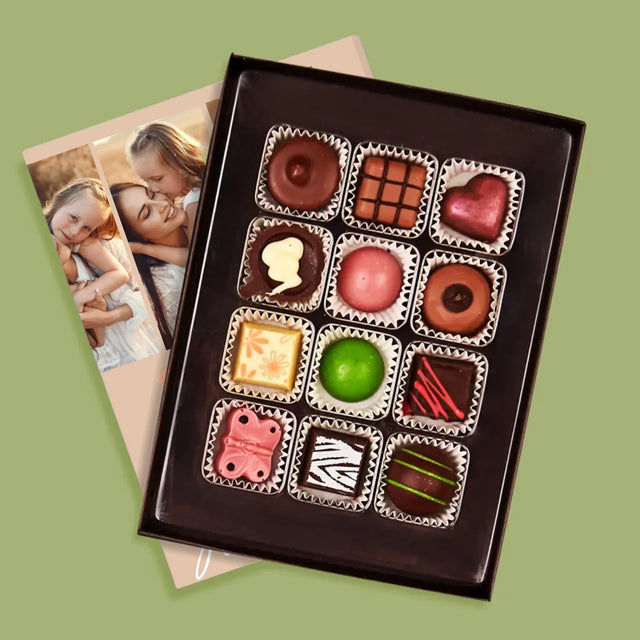 Colaj De Fotografii: M De La Mămică - Praline