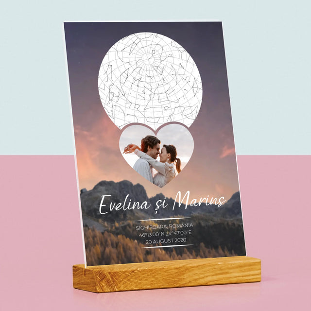 Harta Stelelor: Un Cuplu Îndrăgostit În Munți - Imprimare Pe Sticlă Acrilică (Verticală)