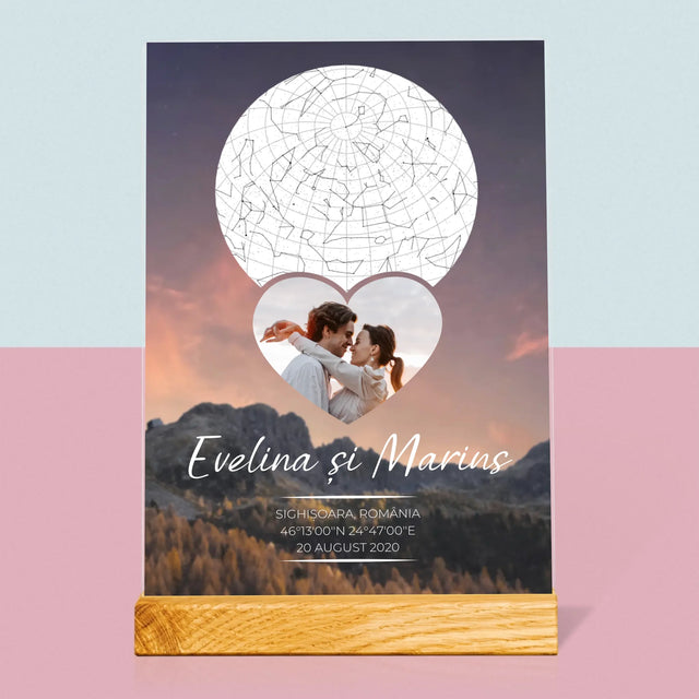 Harta Stelelor: Un Cuplu Îndrăgostit În Munți - Imprimare Pe Sticlă Acrilică (Verticală)