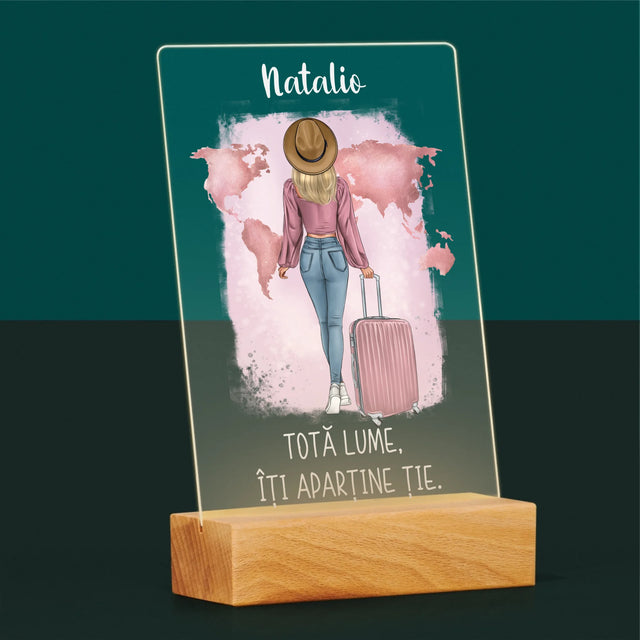 Creator De Personaj: Fată Călătoare - Imprimare Pe Sticlă Acrilică (Verticală)