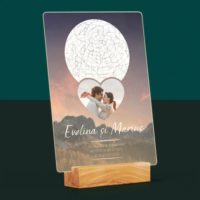 Harta Stelelor: Un Cuplu Îndrăgostit În Munți - Imprimare Pe Sticlă Acrilică (Verticală)