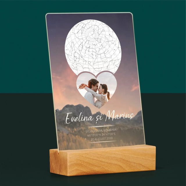 Harta Stelelor: Un Cuplu Îndrăgostit În Munți - Imprimare Pe Sticlă Acrilică (Verticală)