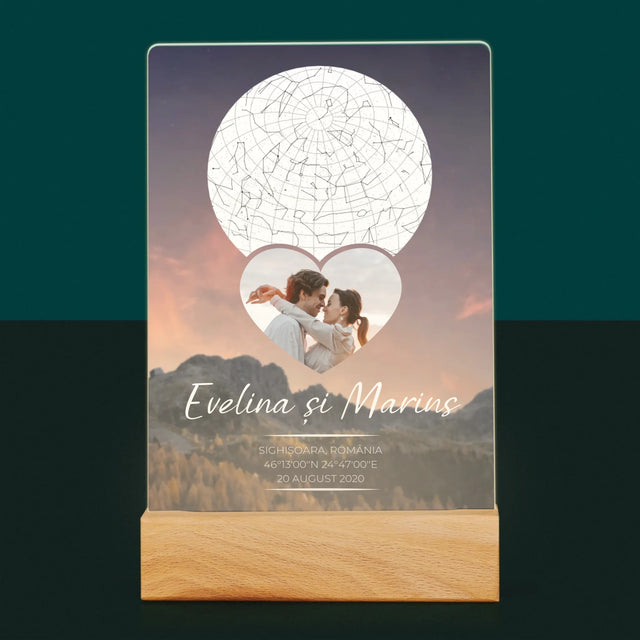 Harta Stelelor: Un Cuplu Îndrăgostit În Munți - Imprimare Pe Sticlă Acrilică (Verticală)