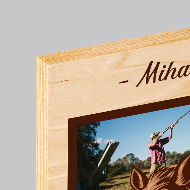 Colaj De Fotografii: Cuceritorul Mistreților - Imprimare Pe Lemn ( Verticală)