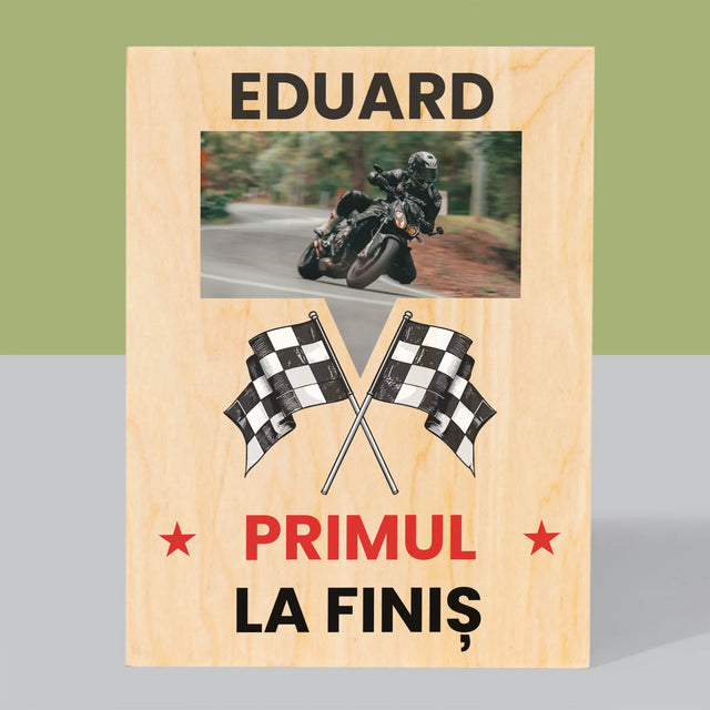 Fotografie Si Semnătură: Primul La Finiș - Imprimare Pe Lemn ( Verticală)