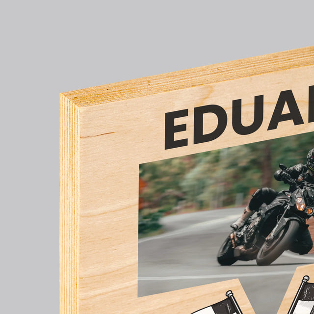 Fotografie Si Semnătură: Primul La Finiș - Imprimare Pe Lemn ( Verticală)