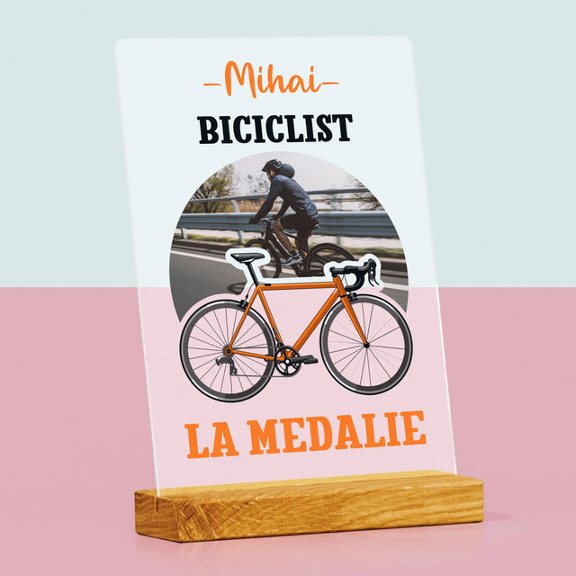 Fotografie Si Semnătură: Biciclist La Medalie - Imprimare Pe Sticlă Acrilică (Verticală)