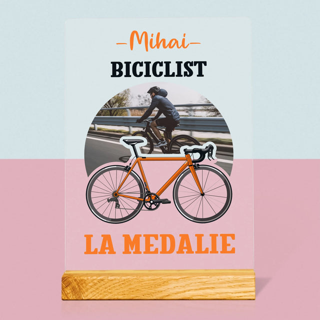 Fotografie Si Semnătură: Biciclist La Medalie - Imprimare Pe Sticlă Acrilică (Verticală)