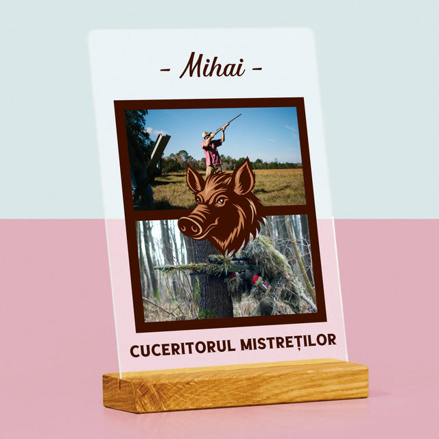 Colaj De Fotografii: Cuceritorul Mistreților - Imprimare Pe Sticlă Acrilică (Verticală)