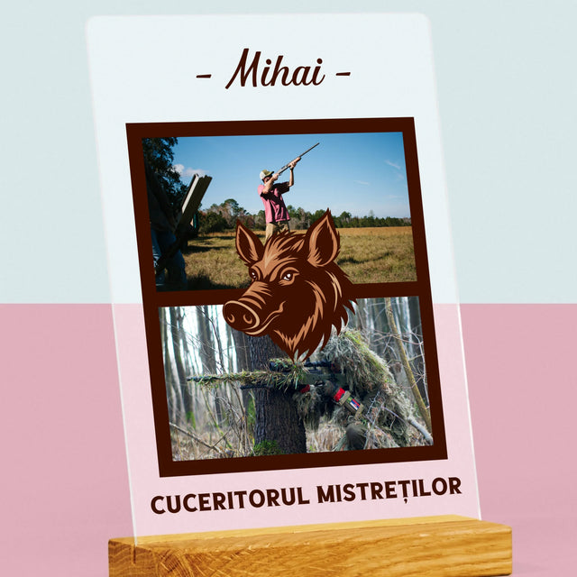 Colaj De Fotografii: Cuceritorul Mistreților - Imprimare Pe Sticlă Acrilică (Verticală)