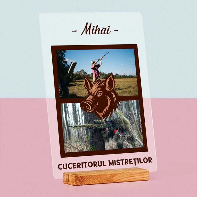 Colaj De Fotografii: Cuceritorul Mistreților - Imprimare Pe Sticlă Acrilică (Verticală)