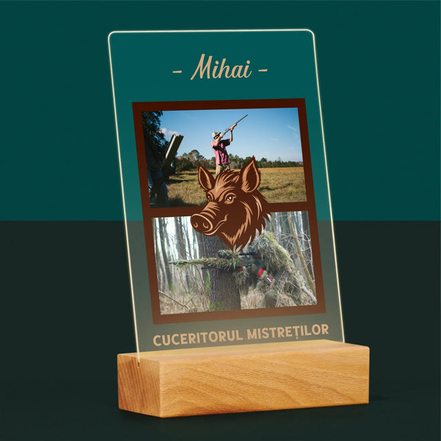 Colaj De Fotografii: Cuceritorul Mistreților - Imprimare Pe Sticlă Acrilică (Verticală)