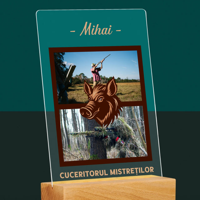 Colaj De Fotografii: Cuceritorul Mistreților - Imprimare Pe Sticlă Acrilică (Verticală)