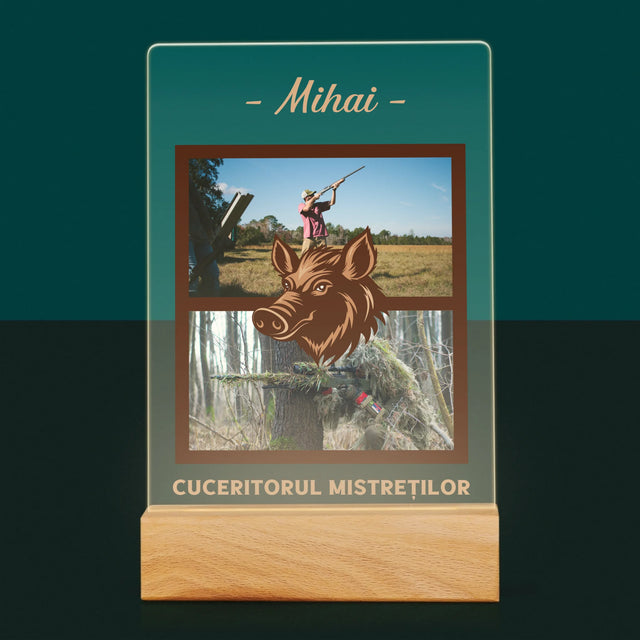 Colaj De Fotografii: Cuceritorul Mistreților - Imprimare Pe Sticlă Acrilică (Verticală)