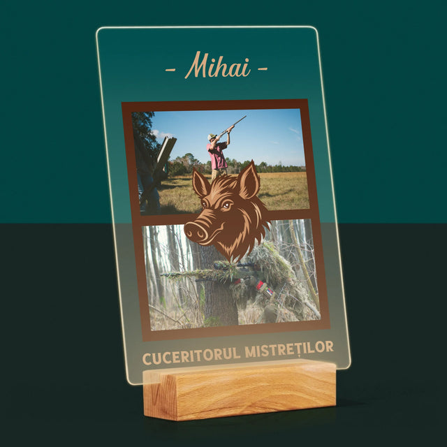 Colaj De Fotografii: Cuceritorul Mistreților - Imprimare Pe Sticlă Acrilică (Verticală)