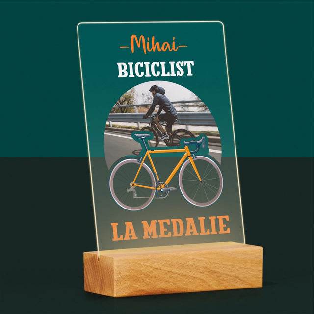 Fotografie Si Semnătură: Biciclist La Medalie - Imprimare Pe Sticlă Acrilică (Verticală)