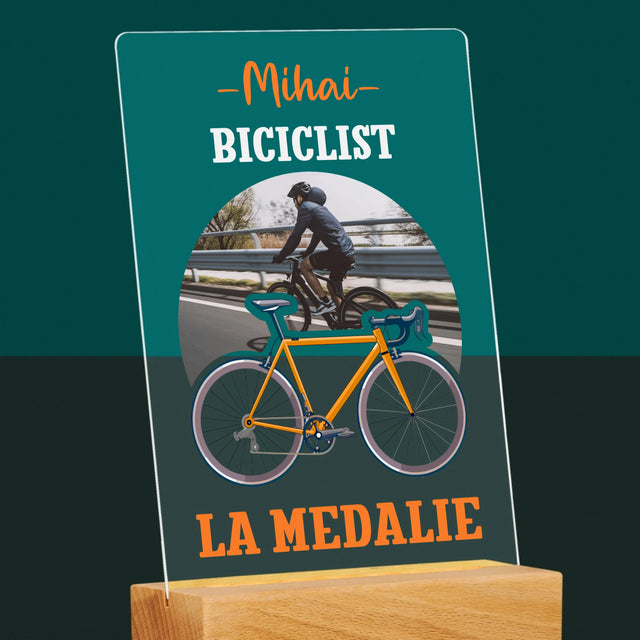 Fotografie Si Semnătură: Biciclist La Medalie - Imprimare Pe Sticlă Acrilică (Verticală)