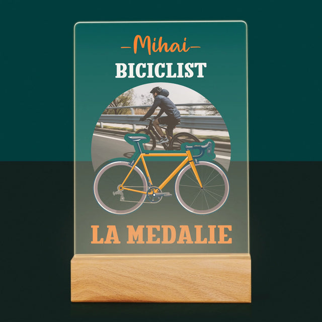 Fotografie Si Semnătură: Biciclist La Medalie - Imprimare Pe Sticlă Acrilică (Verticală)