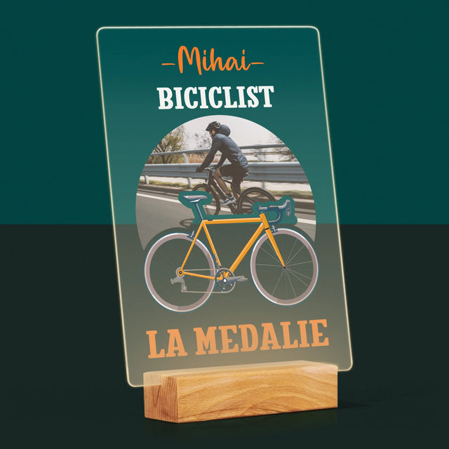Fotografie Si Semnătură: Biciclist La Medalie - Imprimare Pe Sticlă Acrilică (Verticală)