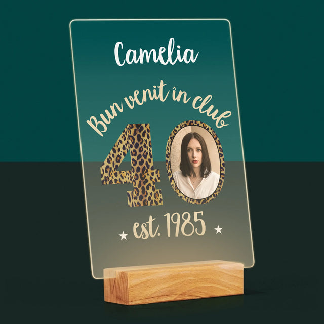 Fotografie Si Semnătură: Bun Venit În Clubul 40 - Imprimare Pe Sticlă Acrilică (Verticală)