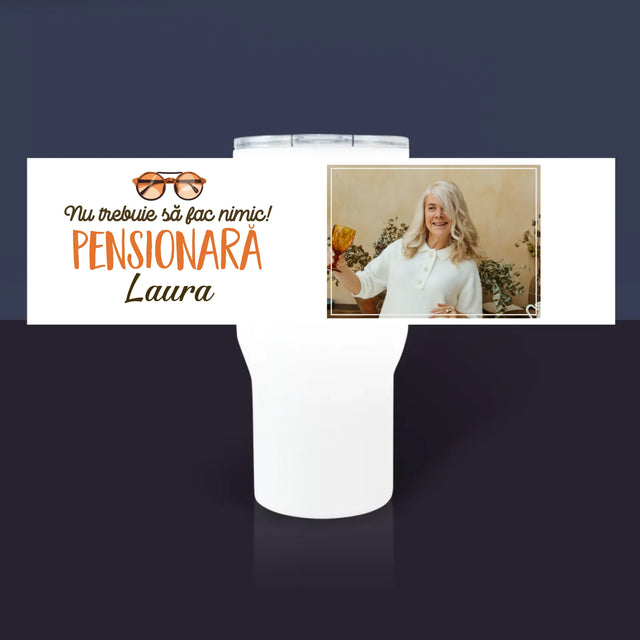 Fotografie Si Semnătură: Nu Trebuie Să Fac Nimic! Pensionară - Cană Termică Albă
