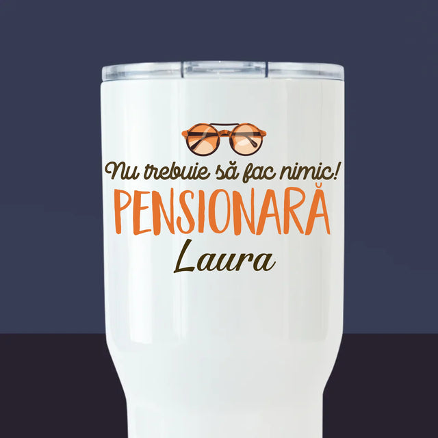Fotografie Si Semnătură: Nu Trebuie Să Fac Nimic! Pensionară - Cană Termică Albă