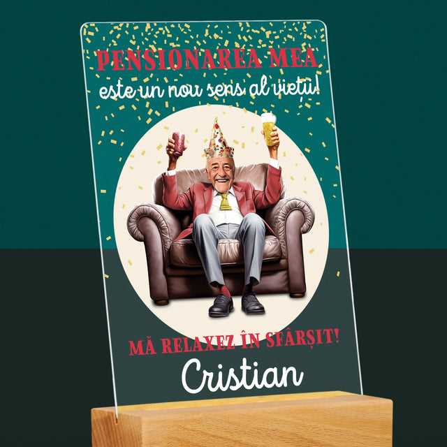 Personajul Tău: Pensionarea Este Sensul Vieții - Imprimare Pe Sticlă Acrilică (Verticală)