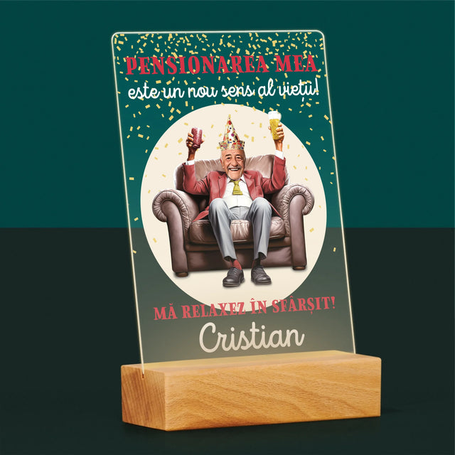 Personajul Tău: Pensionarea Este Sensul Vieții - Imprimare Pe Sticlă Acrilică (Verticală)