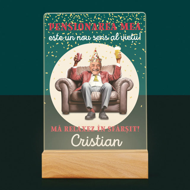 Personajul Tău: Pensionarea Este Sensul Vieții - Imprimare Pe Sticlă Acrilică (Verticală)