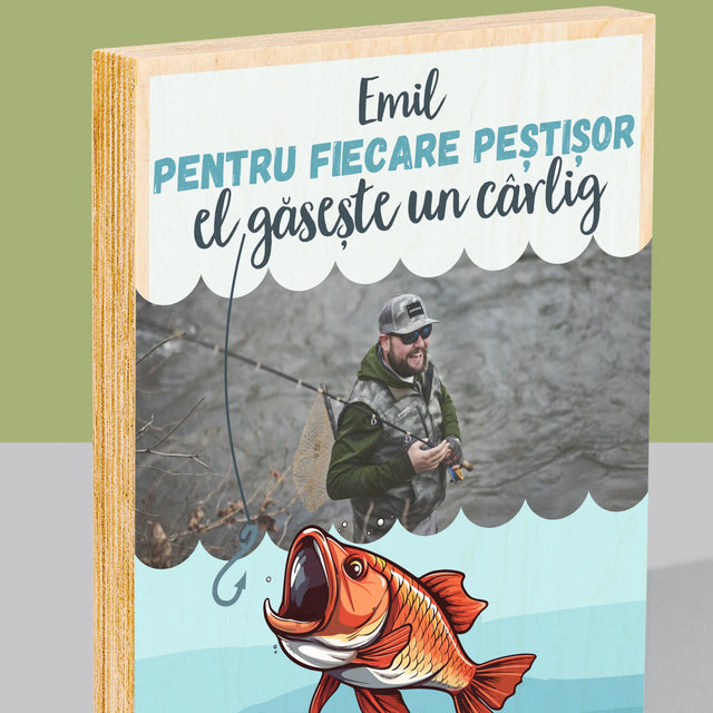 Fotografie Si Semnătură: El Găsește Un Cârlig - Imprimare Pe Lemn ( Verticală)
